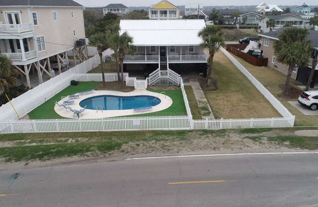 2nd row, Private Pool, Putting Green. Please inquire before booking.