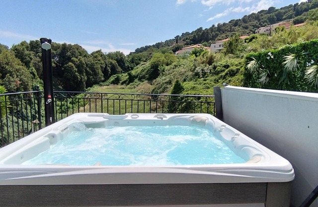 2p with private jacuzzi in lower villa surrounded by greenery, near Nice