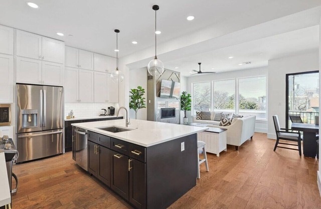3-BD Luxury Living w Rooftop Garden Views