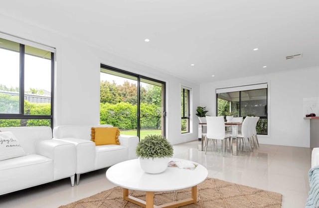 3 Bdrm, 2 Bthrm House With Aircon & Outdoor Dining