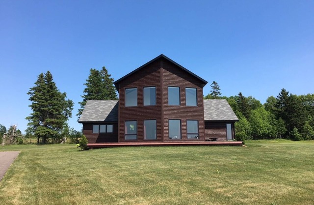 3 Bed/2 Bath Open plan home close to Golf Course