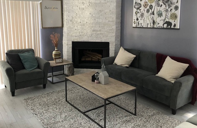 3 bed 2 Bath Pool Home Close to Universal & Disney Parks Open Concept Kitchen