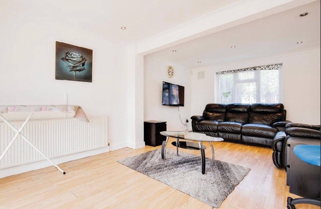 3-Bed Apt-15 Mins to Heathrow-Pet-Friendly-Parking