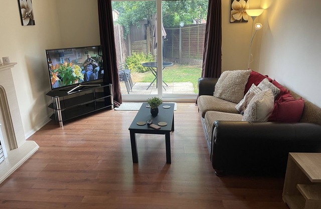 3-Bed House in Stoke-on-Trent Free Sky Free Wifi
