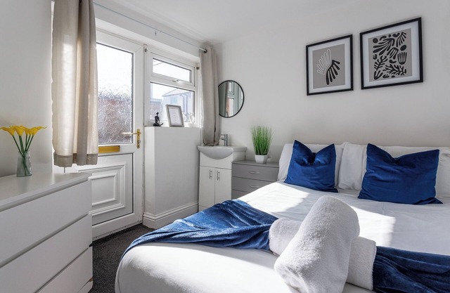 3 Bed House - Sleeps 5 - Parking - Wifi