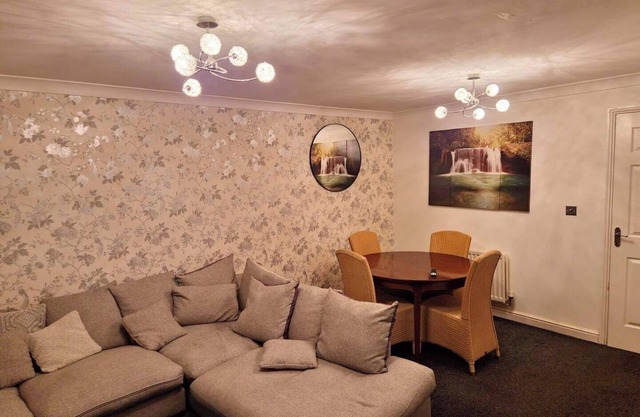 3 Bed house - Sleeps 6 - Parking - Wifi