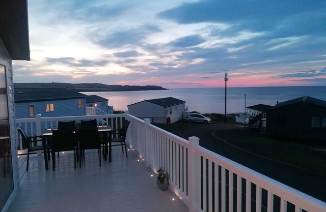 3-Bed Lodge with SeaView-Fireplace-Garden-FreeP