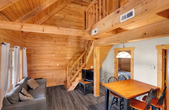 3 Bed Log Cabin Located 0.5 miles from Safe Harbor Jamestown #302