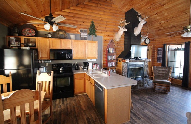 3 bed Log Cabin, w/2 Jacuzzi, 1 mi to SDC, 2 pools, nature trails, private lake