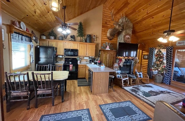 3 bed Log Cabin, w/2 Jacuzzi, 1 mi to SDC, pool, nature trails, private lake