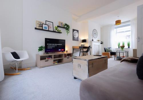 3 Bed Modern Cottage near Hiking Trails & Parks