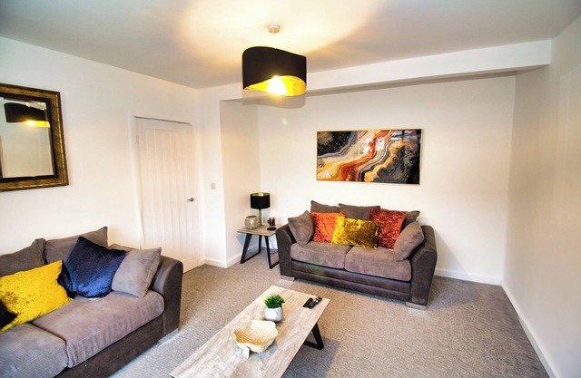 3 Bed, Sleeps 5, Pet Friendly, Free Parking