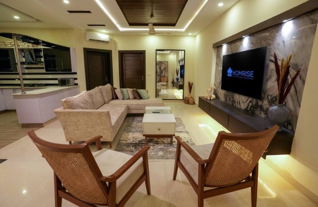 3 Bed Upper Unit w/Rooftop Oasis by Homrise