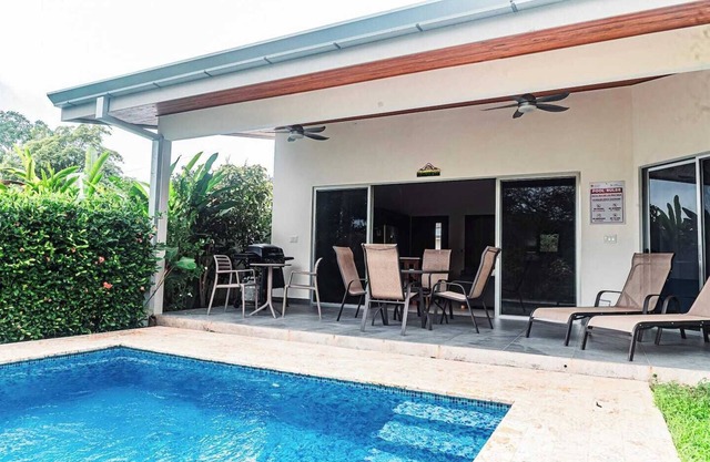3 bedroom. 10 min to Beach. Private Pool.