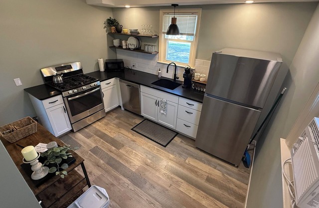 3 bedroom 2 bath, newly rennovated, modern Downtown Retreat in Monroe