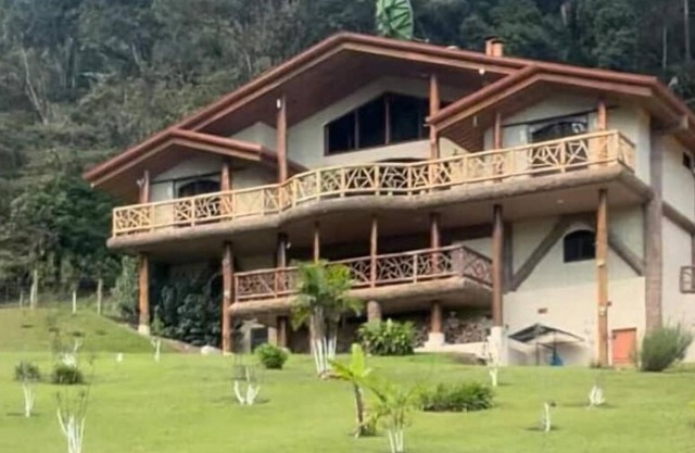 3-bedroom custom Tree house in welcoming Cartago with WiFi, waterfalls, trails