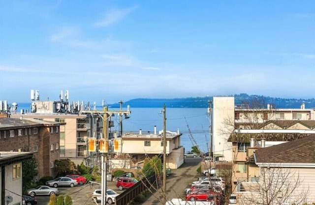 3-bedroom, free parking, close to everything!