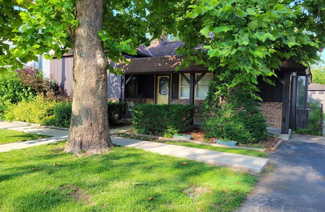 3-bedroom, fully-furnished home in the country w/enclosed backyard