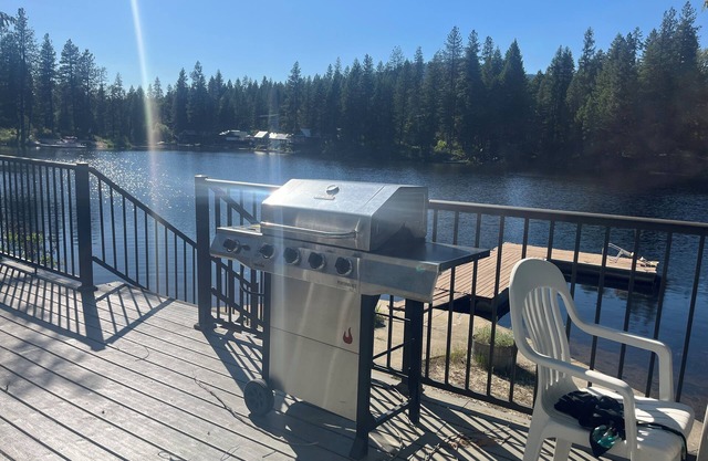 3-bedroom lakefront cabin with WiFi, AC and a private dock. Bring the family!