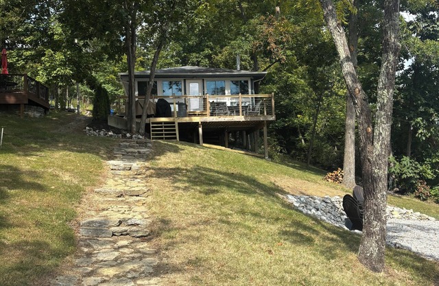 3-bedroom modern mid century cabin! nHot tub, fire pit and lake front