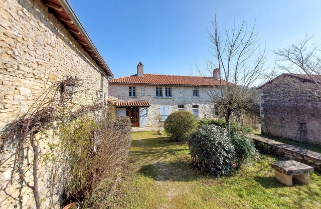 3 bedroom nice home in Taizé-Aizie
