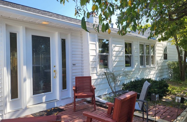 3-bedroom renovated home in lovely Huron. Includes: Wi-Fi & private beach.