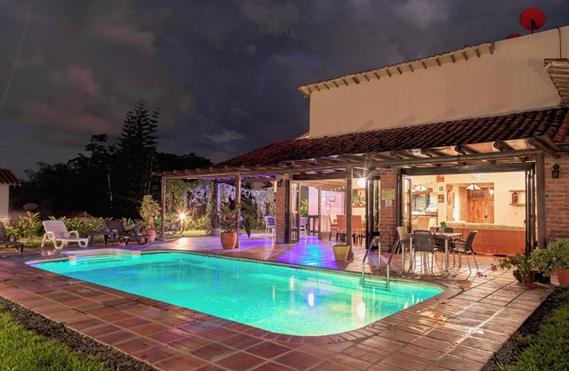 3-bedroom villa in lovely Quimbaya with AC, WiFi, BBQ plus Private Swimming Pool