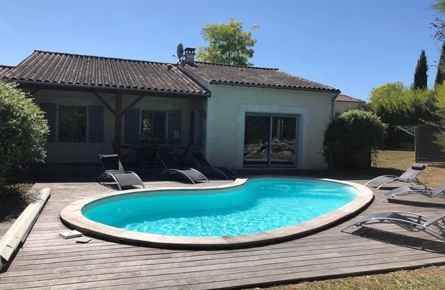 3 bedroom villa on private domain, heated pool & enclosed garden, airco & WiFi