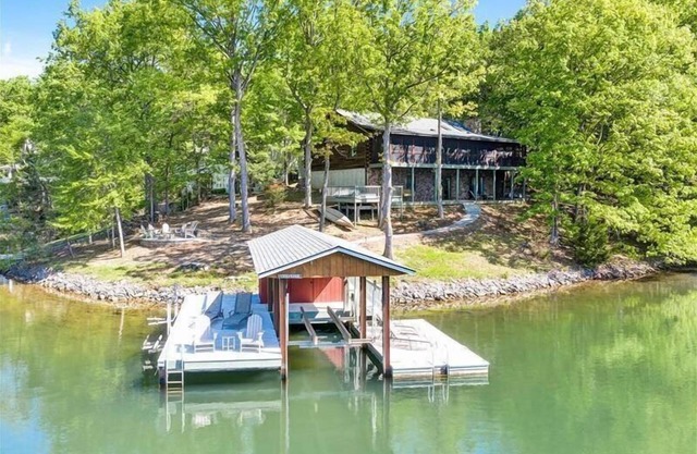 3 Bedrooms, 1 Flex Room, 3 Bathrooms! Hot Tub *NEW 2025*, Wifi & Pet Friendly! Great Getaway For A