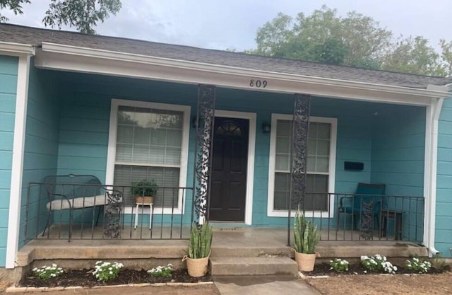 3 blocks from AT&T Stadium 2 bedroom-sleeps 6