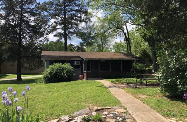 3 BR 1 BA Cottage - Screened in porch, lake access, playground, minutes to LCRH