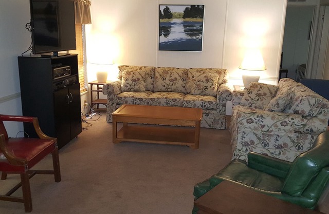3 Br 2 Ba Home On The Water in Chaz-Access to River-Springs-Gulf of Mexico