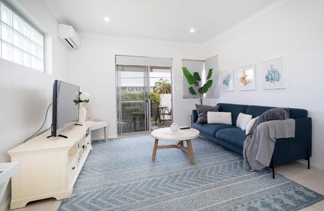 3 Fresh Sparkling Apt 2br 2ba Cloverdale