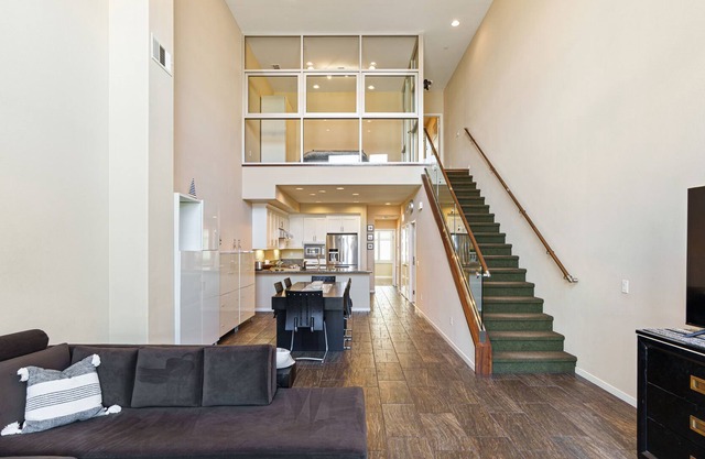 3-level Modern condo near beach