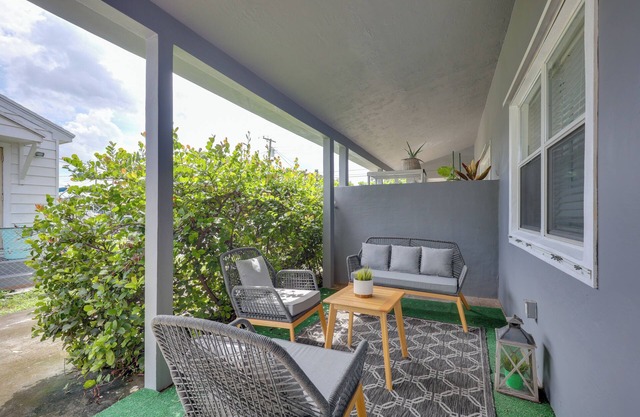 3 Mi to Beach: Quaint Home w/Patio in Hollywood