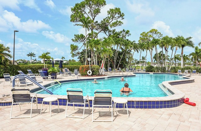 3 Mi to Downtown Naples: Country Club Condo!