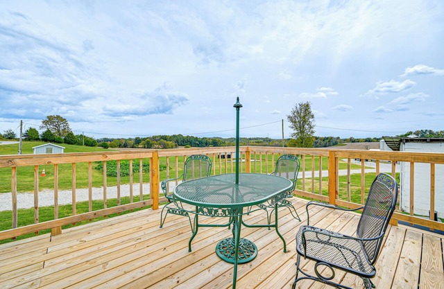 3 Mi to Green River Lake: Quiet Farmhouse w/Yard