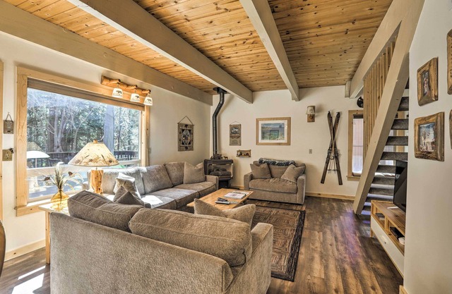 3 Mi to Lake Tahoe: Quiet Incline Village Cabin!