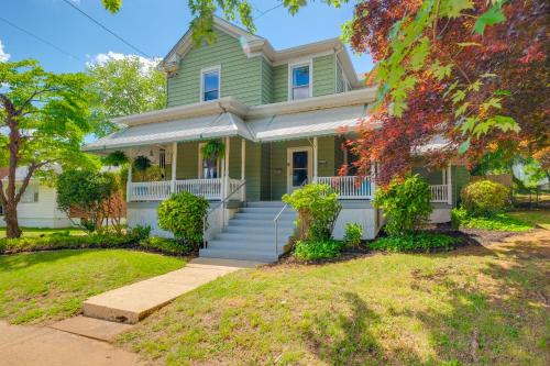 3 Mi to Liberty U Apt with Full Kitchen and King Bed!
