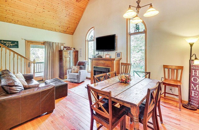 3 Mi to Snowshoe Resort: Cabin w/Hot Tub