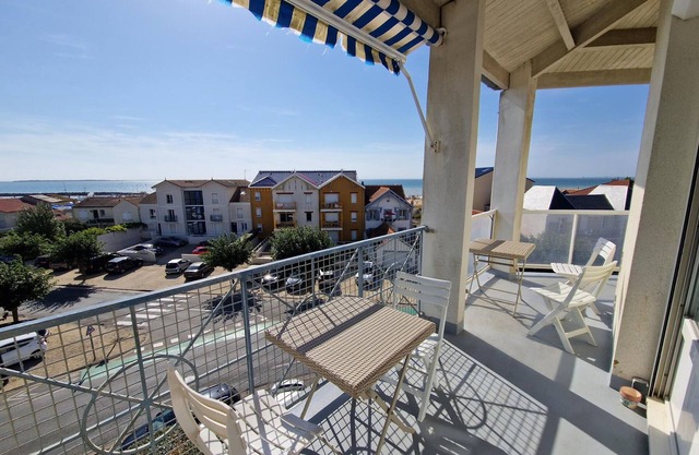 3-room duplex near the beach with parking - sleeps 4