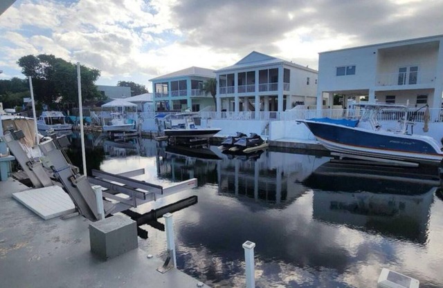 3 Rooms Stunning Paradise Waterfront Getaway! Ocean access in Key Largo Florida.