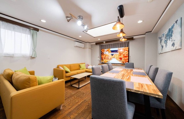 3 stations 8 min from Shinjuku/3 min walk from station/130 sq.m./4 bedrooms/7 beds/Direct access to Tokyo, Shinjuku, Akihabara/3 min walk from nearest station/apartment hotel for 1 group/as a base for sightseeing in Tokyo