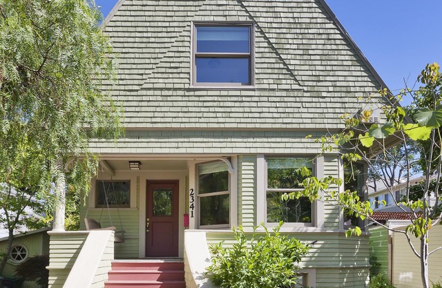 3-story home w hot tub, 5 beds, 2 kitchens, & outdoor studio near Willard Park