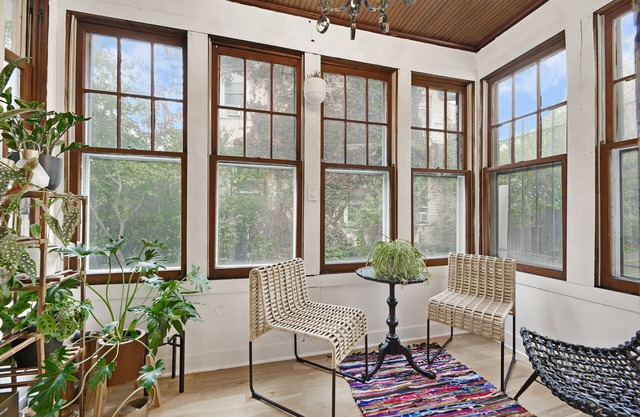 3-Story Modern Comfort w/ Parking | 17 min EWR