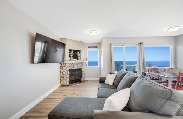 30 Day Stay-Pet Friendly-Oceanfront-Fast WiFi-3bd/2ba-Full Kitchen-Washer/Dryer