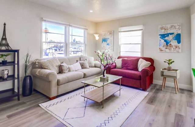 30 days minimum - Lovely 3-Bedroom Home w Spacious Yard & Free 3-car Parking