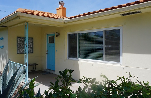 30 night minimum. 1 block to beach or Publix. Pet friendly, Single Family Home.