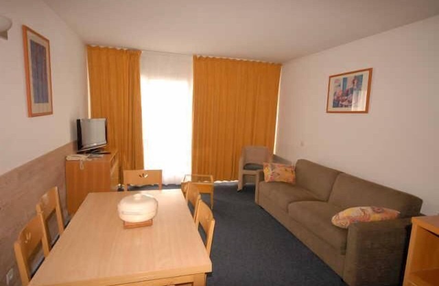 30m from resort center, 1st floor, view ski slopes, fitness, swimming pool, sauna, tv, ski locker