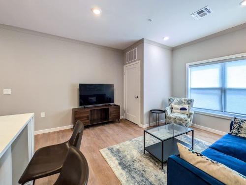 328 Modern 2BR Apt